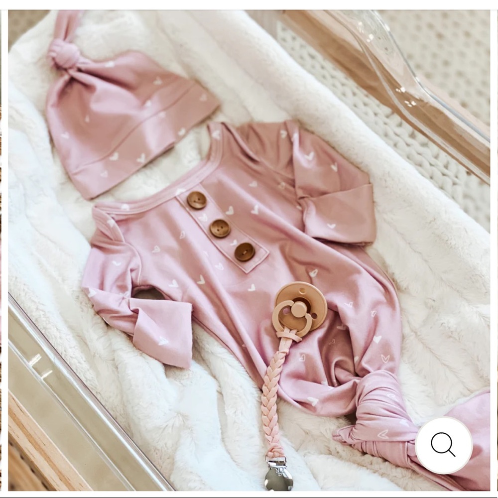 NWT CADEN LANE TINY HEARTS IN DUSTY PINK, NEWBORN BABY KNOT GOWN & HAT SET